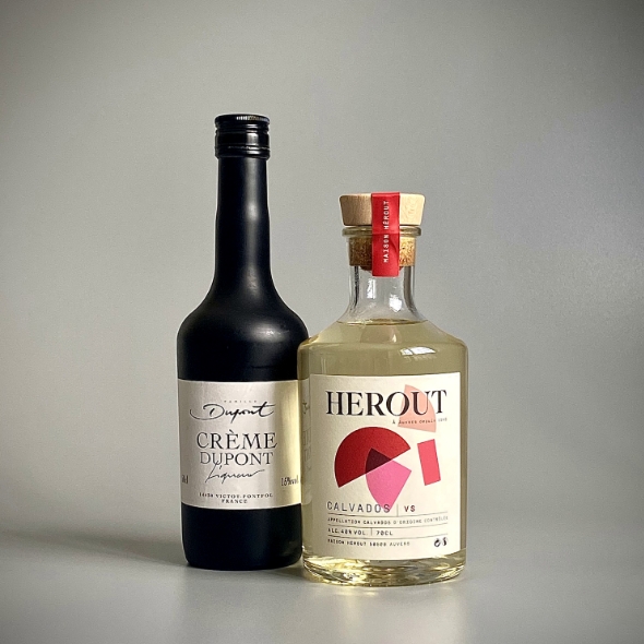 Photo de deux bouteilles de spiritueux Calvados