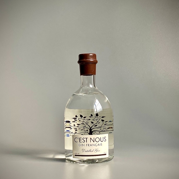 Photo d'une bouteille de spiritueux Gin Normand Botanic de 70 cl teinte blanche