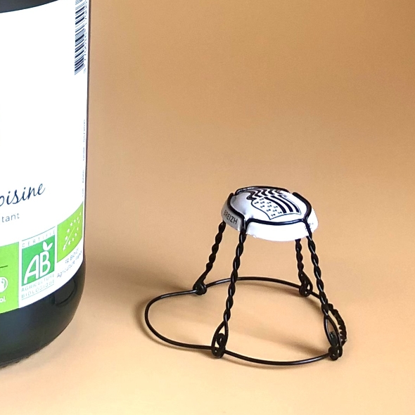 Photo d'un muselet avec plaque personnalisée pour bouteille de cidre