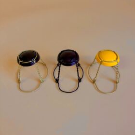 Photo de trois muselet avec plaque sertie pour cidre